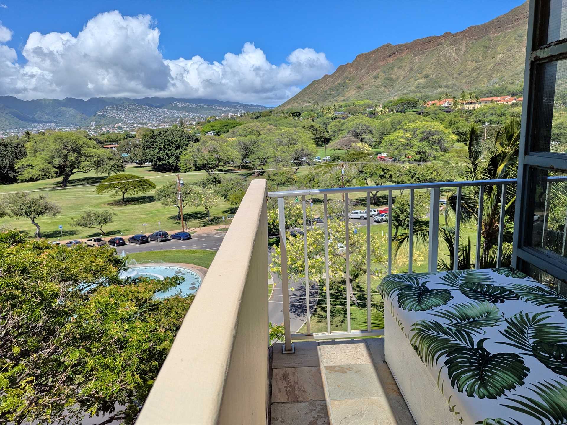 Outside daybed on the end of the lanai, looking over the par